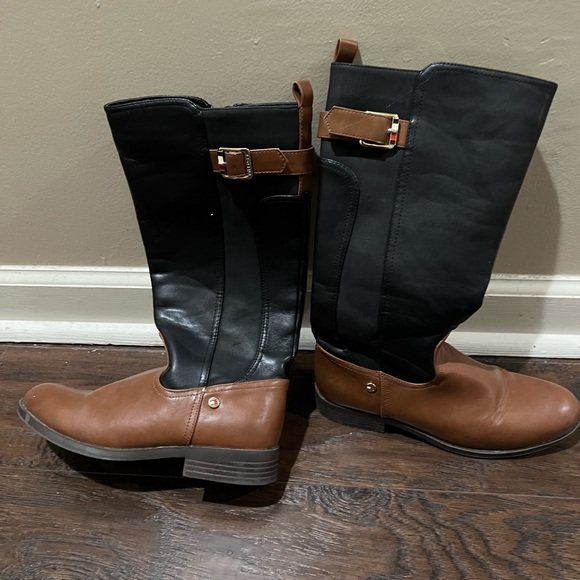 Tommy Hilfiger boot in kids. Boots have been worn but in good condition. - Picture 3 of 5